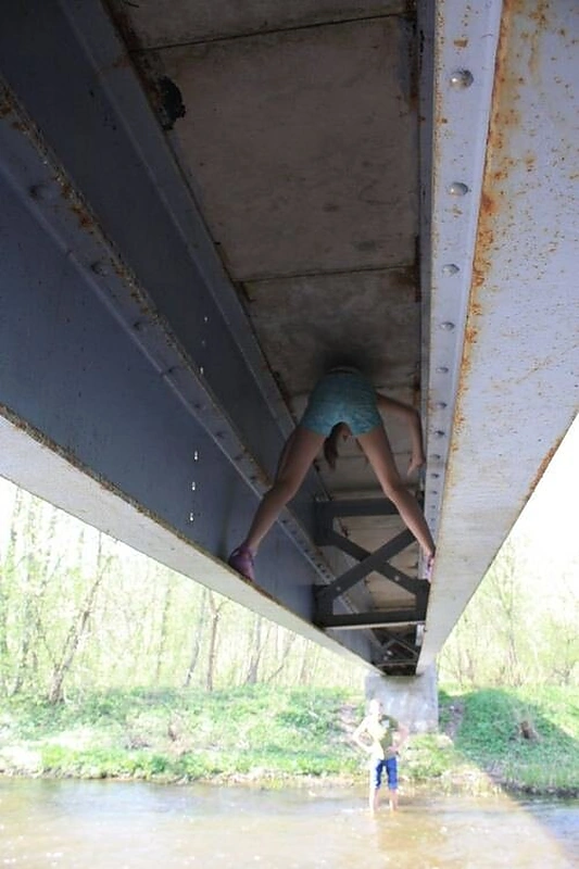 Andrius Tapinas su dukra ieško lobių po tiltu