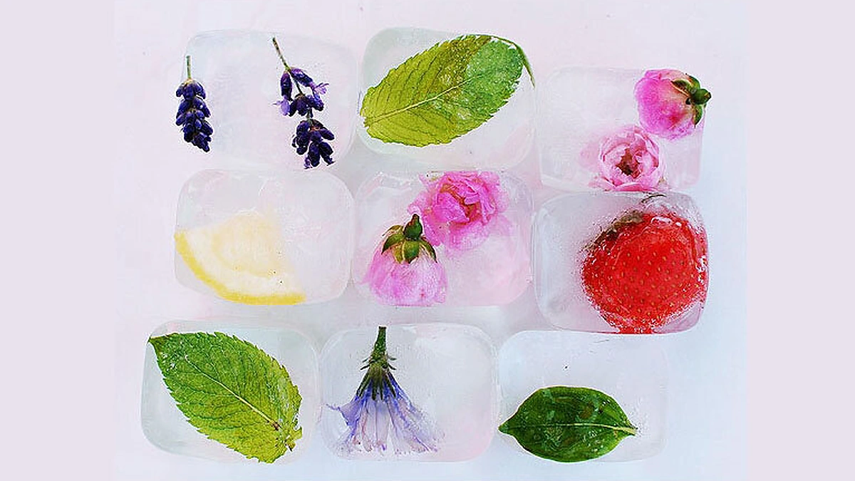 Spalvoti ledo kubeliai