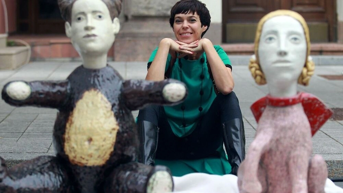 Nomeda Marčėnaitė su savo kūriniais