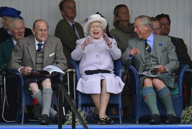 Princas Philipas (kairėje), karalienė Elizabeth II ir princas Charlesas Škotijoje
