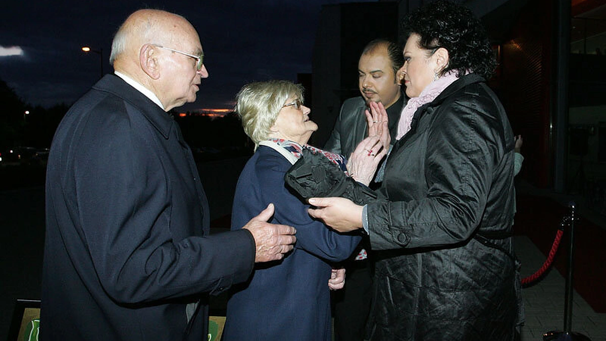 Atidengtas vardinis V.Urmanavičiūtės-Urmanos suoliukas.