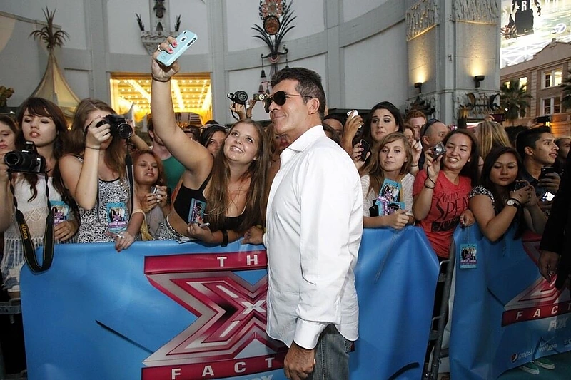 Simonas Cowellas su gerbėjomis