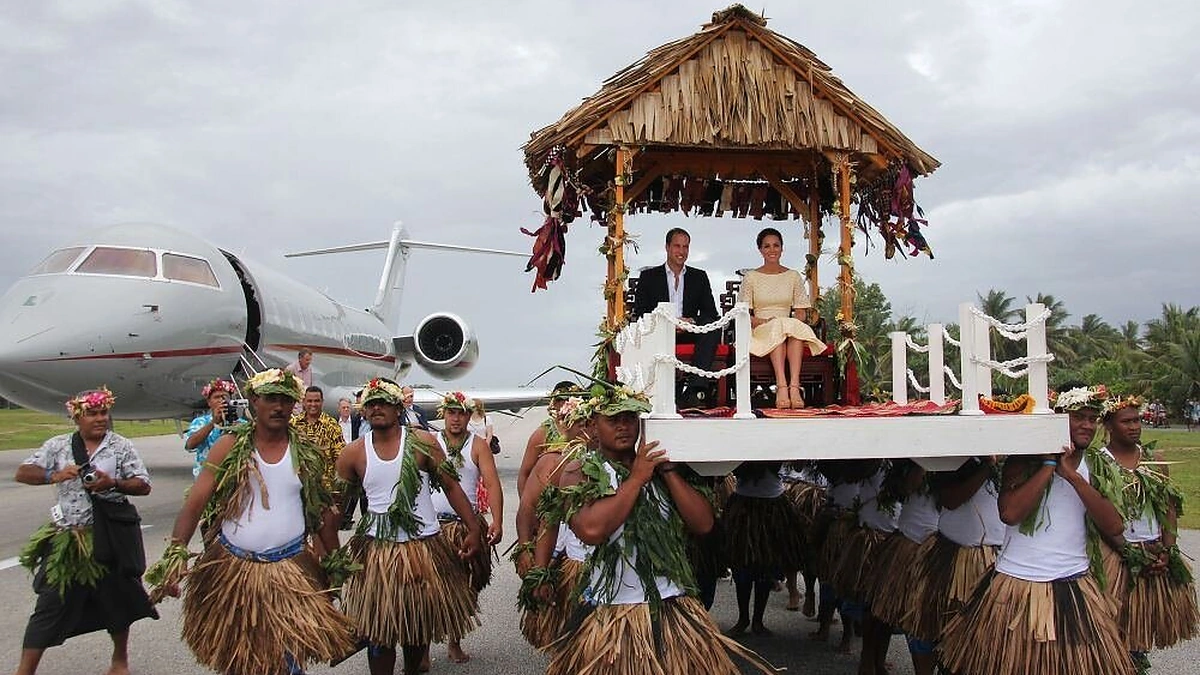 Williamas ir Kate saloje buvo nešami ant sostų