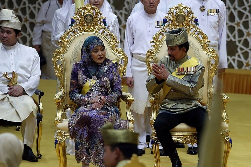 Brunėjaus sultonas Hassanalas Bolkiahas ir karalienė Saleha