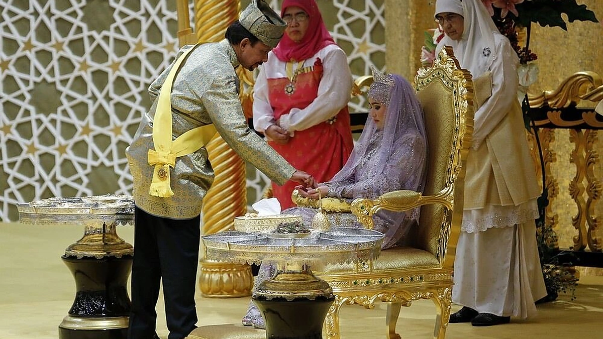 Brunėjaus sultonas Hassanalas Bolkiahas su dukra, princese Hafizah