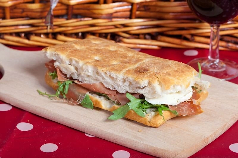 Paninis su kumpiu ir mocarela