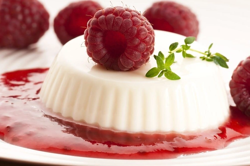 Panna cotta su avietėmis