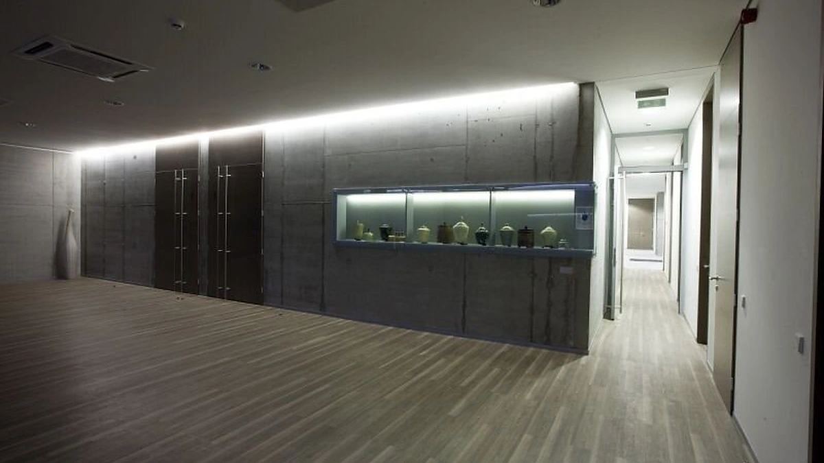 Urnų ekspozicija Kėdainių krematoriume