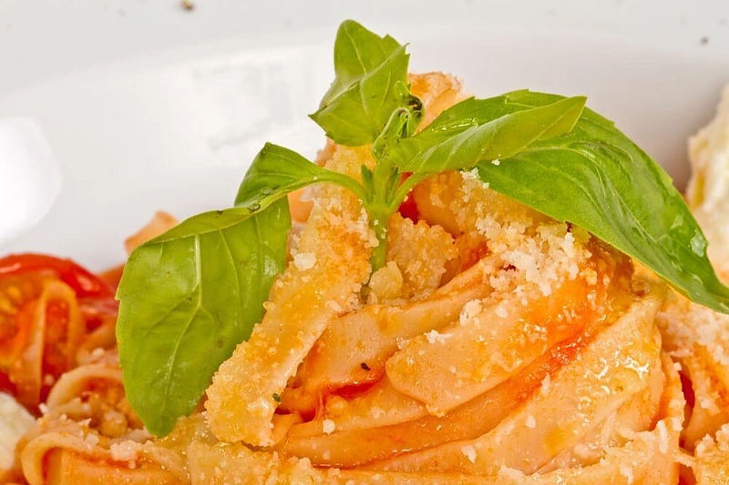 "Tagliatelle" makaronai su pomidorų padažu ir rūkytu upėtakiu