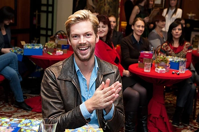 Modelis Jonas Stankevičius trumpam nuo kasdienybės pabėgti nutarė dovanų pakavimo dirbtuvėlėse