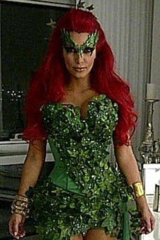 Kim Kardashian per 2011-ųjų Heloviną virto Nuodingąja Gebene