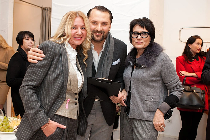 Mantas Petruškevičius (centre)