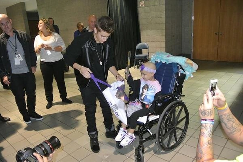 Justinas Bieberis su 4-mete Hailey Roser