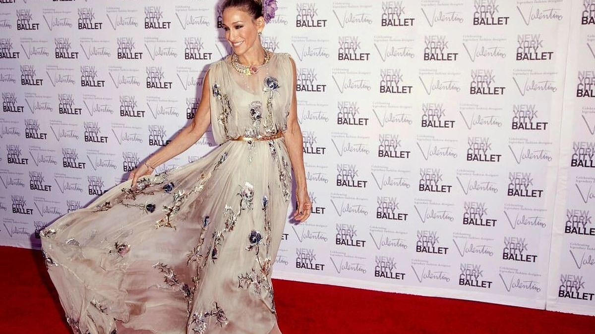 "Valentino" suknelę vilkinti Sarah Jessica Parker