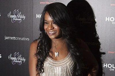 Whitney Houston dukra Bobbi Kristina Brown rasta leisgyvė vonioje, jai sukelta dirbtinė koma