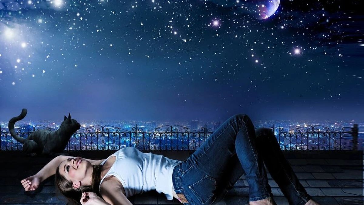 Mergina ant stogo naktį