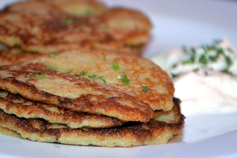 Bulviniai blynai su obuoliais ir česnakais