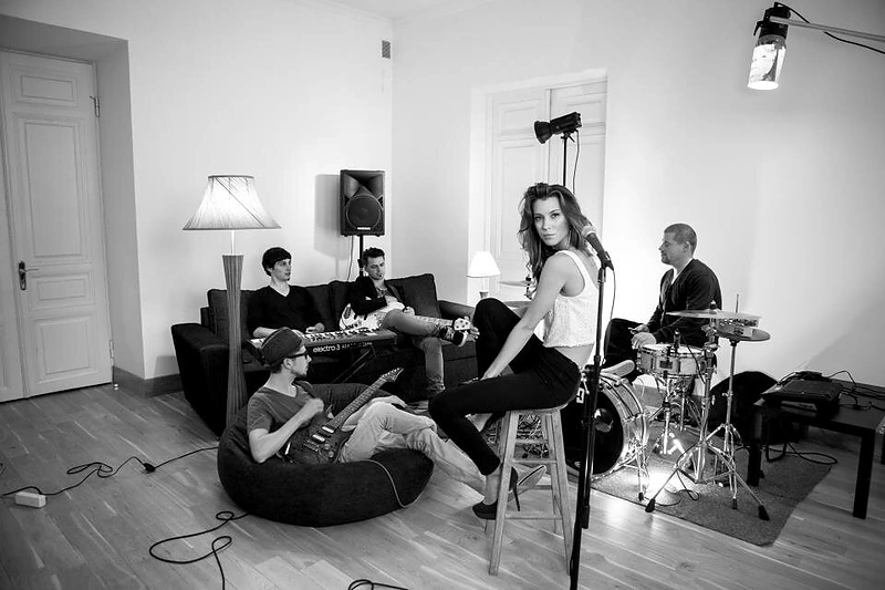 Grupė „Saulės kliošas“: Laurynas Šarkinas, Justė Starinskaitė, Giedrius Nakas, Julius Valančauskas bei Paulius Volkovas