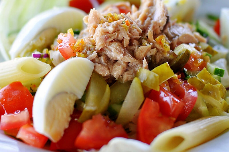 Tuno ir makaronų salotos