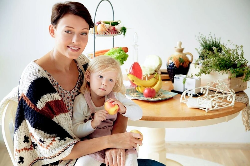 Aistė Jasaitytė-Čeburiak su dukrele Elze