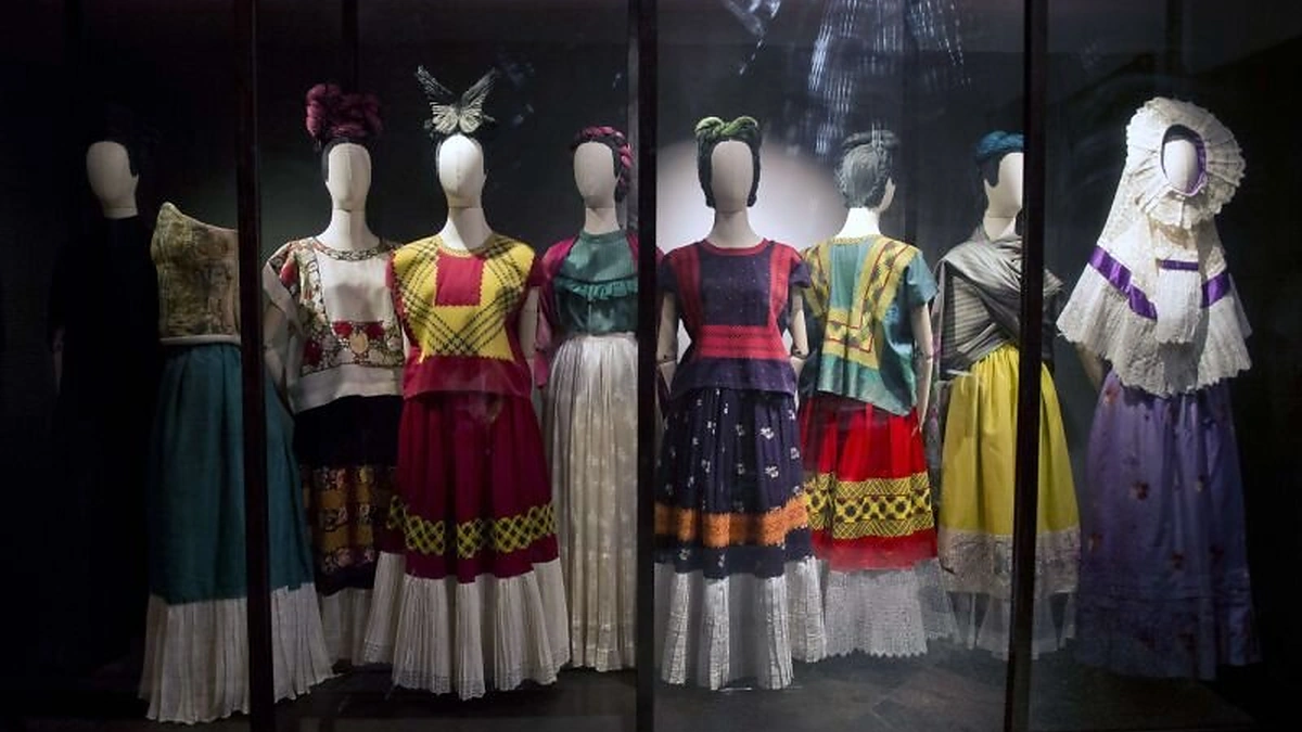 Paroda „Dūmai ir veidrodžiai: Fridos Kahlo apdarai“