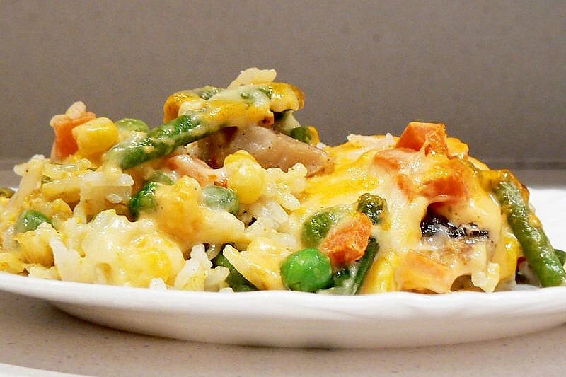 Žuvies apkepas su ryžiais ir daržovėmis