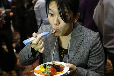 Technikos stebuklas: šakutė, kuri moko taisyklingos mitybos