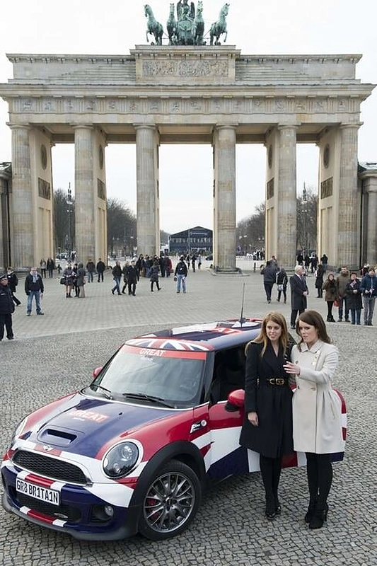 Britų princesės Eugenie ir Beatrice Berlyne prie Brandenburgo vartų.