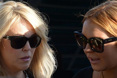 Lindsay Lohan (dešinėje) su mama Dina