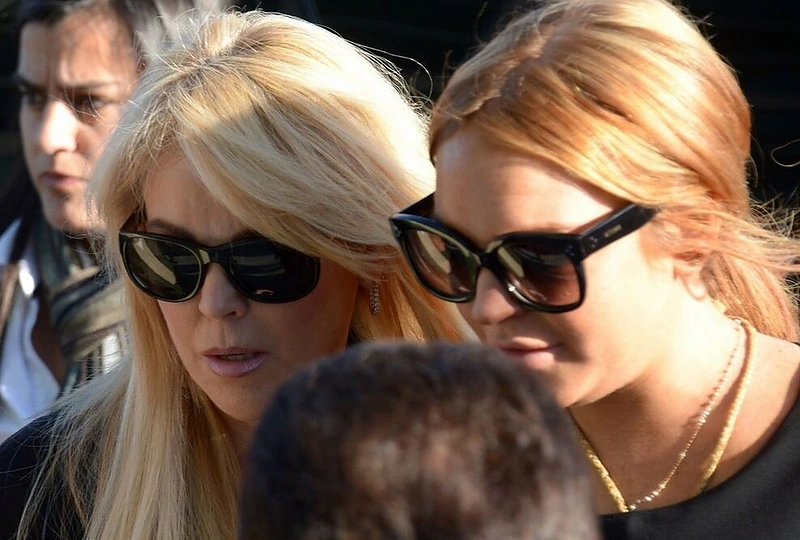 Lindsay Lohan (dešinėje) su mama Dina