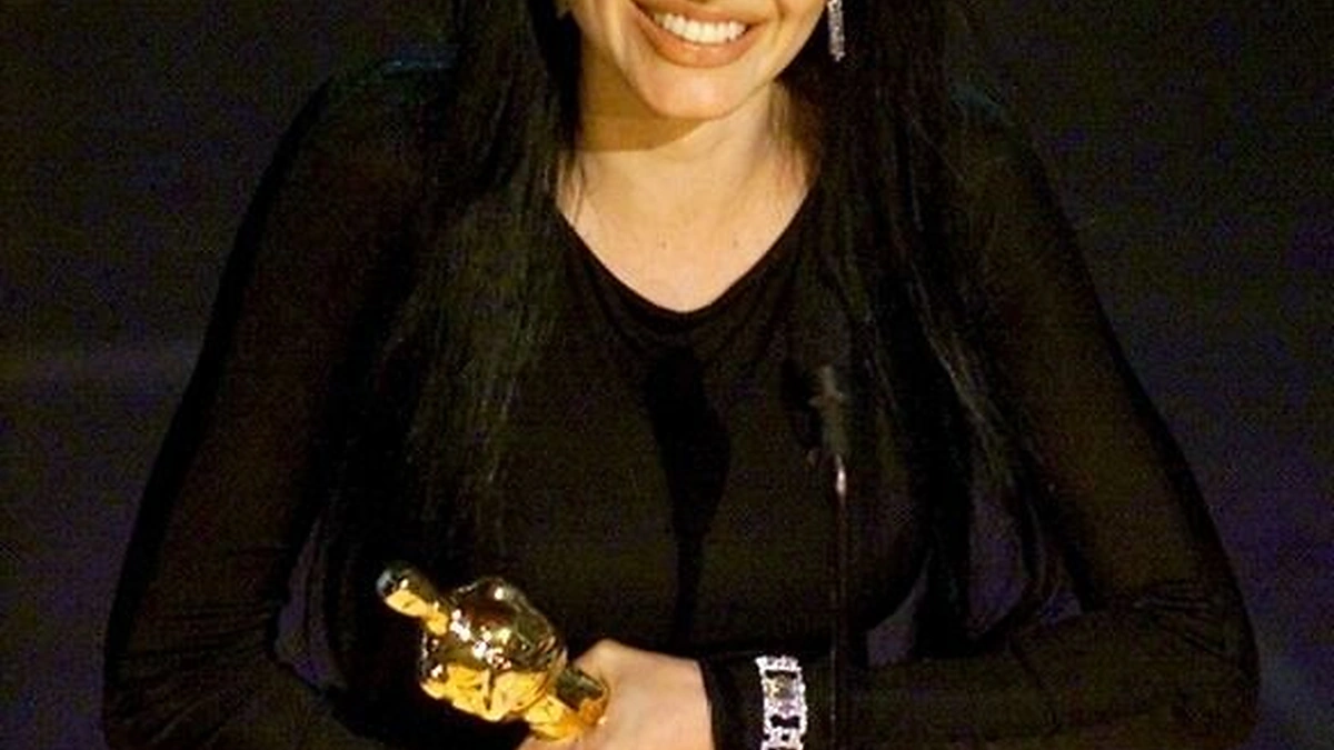 Angelina Jolie atsiima „Oskarą“ už geriausią antraplanės aktorės vaidmenį (2000 m.)