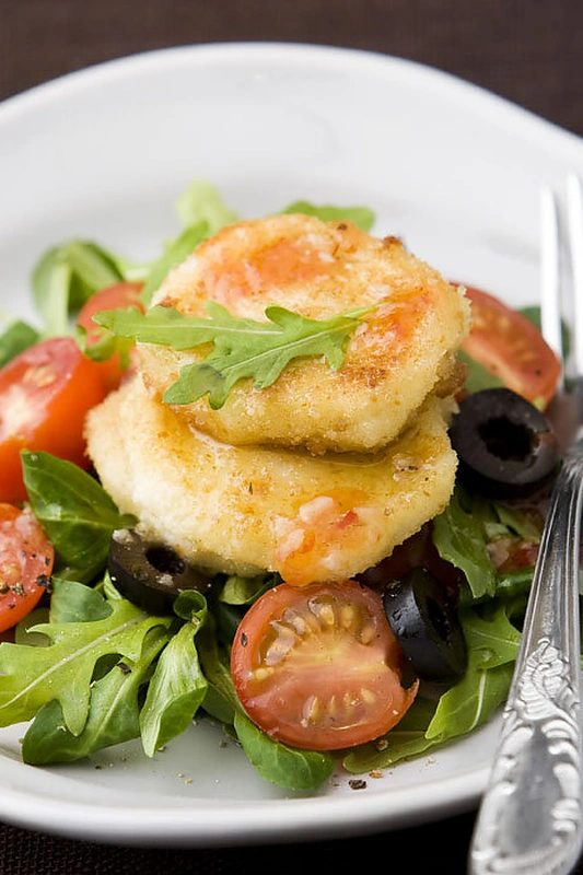 Salotos su kepta mocarela