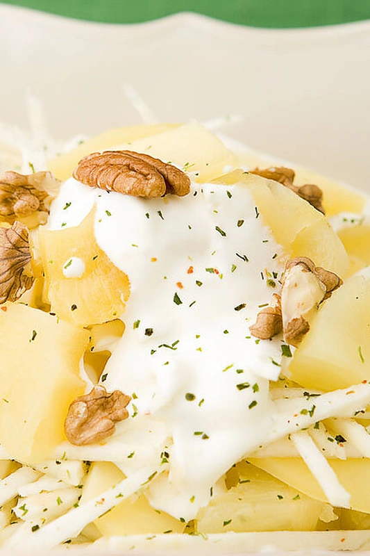 Sūrio, ananasų ir salierų salotos