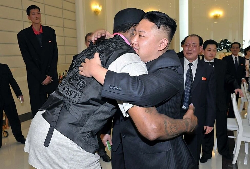 Denniso Rodmano ir Kim Jong Uno apsikabinimas