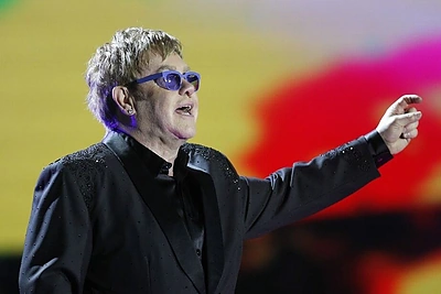 Eltonas Johnas metė iššūkį Rusijos gėjų propagandos draudimui