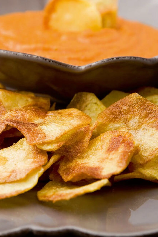 Naminiai bulvių traškučiai su keptų paprikų padažu