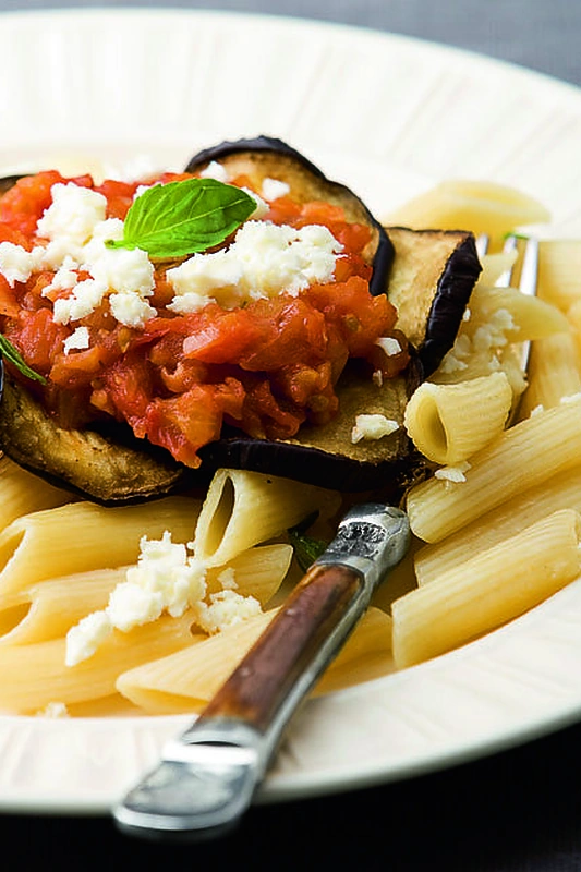 Makaronai su baklažanų ir pomidorų padažu