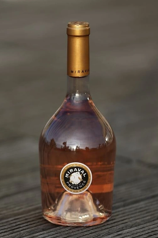 Angelinos Jolie ir Brado Pitto rožinis vynas „Miraval Cotes de Provence“