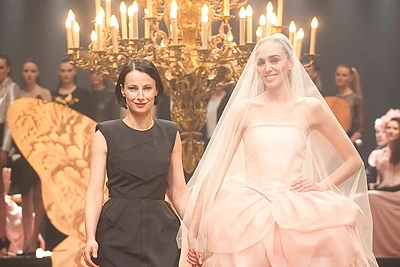 Agnės Kuzmickaitės kolekcijos pažiba tapo vestuvine suknele pasipuošusi Smiltė Bagdžiūnė