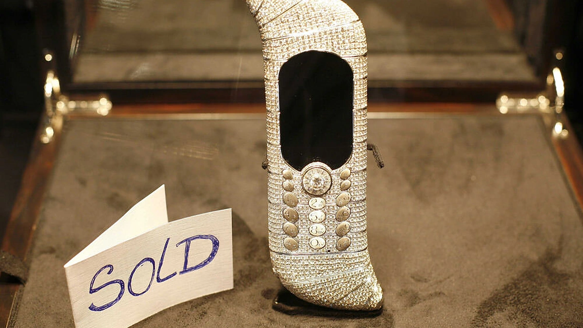 Deimantais inkrustuotas mobilusis telefonas