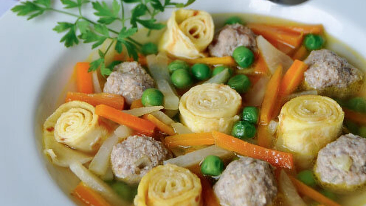 Morkų sriuba su lietinių ritinėliais