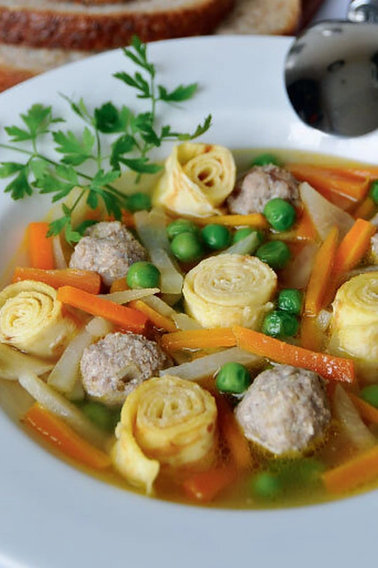 Morkų sriuba su lietinių ritinėliais