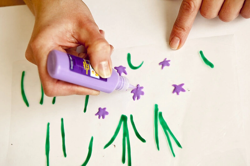 Piešiant gėles ant skaidrios plėvelės