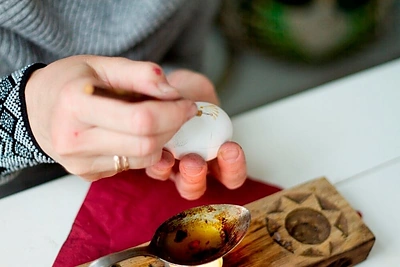 Margučių puošybos akimirka