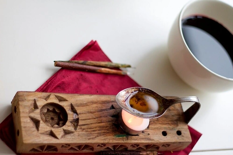 Margučių puošybos akimirka