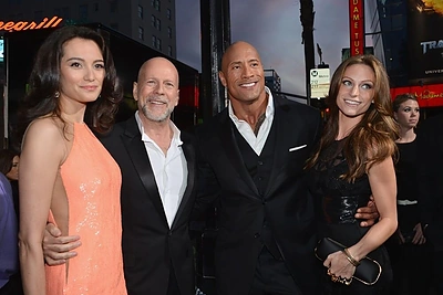 Iš kairės: Emma Heming, Bruce;as Willisas, Dwayne'as Johnsonas ir Lauren Hashian