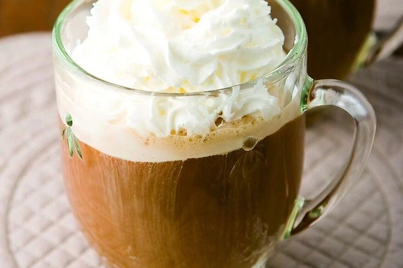 Kava su ledais ir plakta grietinėle