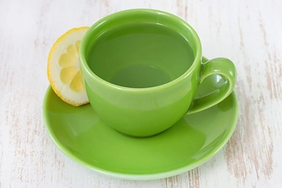 Šiltą ar šaltą vandenį gerti ryte? Mitybos ekspertė atskleidžia tiesą