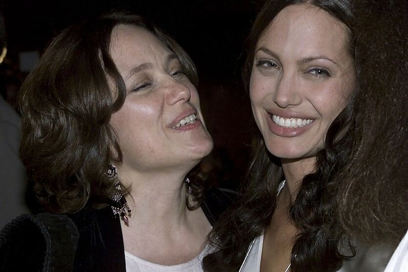 Angelina Jolie su mama Marcheline Bertrand 2001-aisiais