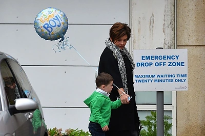 Coleen Rooney mama Colette McLoughlin su anūku Kai eina aplankyti dukros ir jos naujagimio.